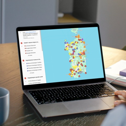 mapa atrakcji Sardynii na komputerze