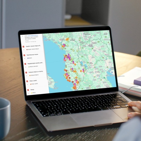 mapa atrakcji Albanii na komputerze